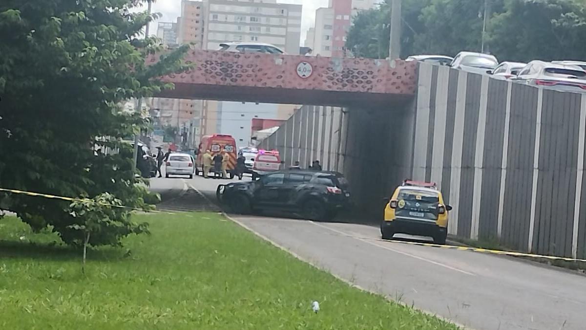 Tiroteio aconteceu embaixo de viaduto, na Avenida Visconde de Guarapuava, em Curitiba