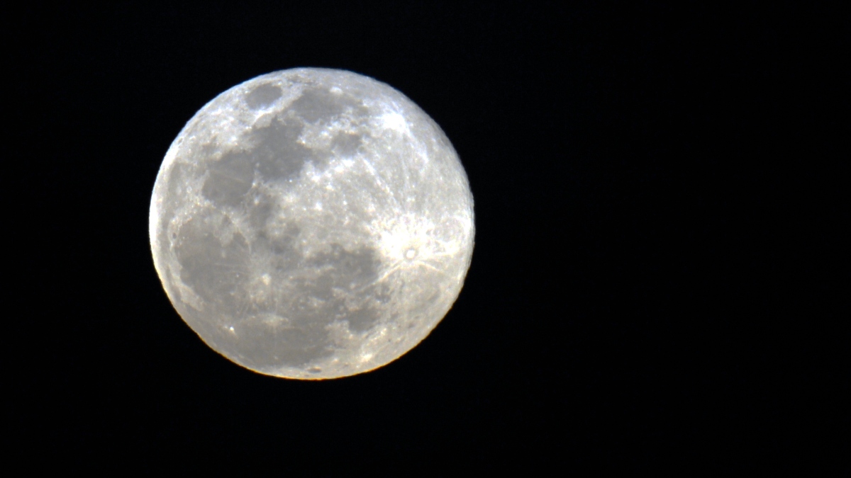 A última superlua cheia do ano poderá ser vista nesta sexta-feira (15). O fenômeno, que deixa a lua maior e mais brilhante, acontece quando ela está no perigeu, o ponto mais próximo da Terra em sua órbita. O momento exato da lua cheia varia conforme as regiões e o fuso horário. Mas, entretanto, levando-se em conta o horário de Brasília, a lua cheia vai brilhar mais intensamente exatamente às 18h28.