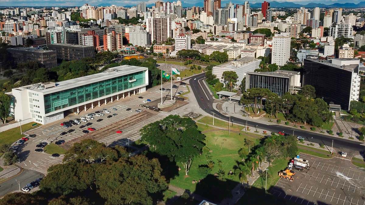 O Dia da Consciência Negra se tornou feriado nacional a partir deste ano. Dessa forma, os órgãos públicos municipais e estaduais terão alterações em seus horários de funcionamento na quarta-feira (20). Confira o que abre e fecha no feriado.