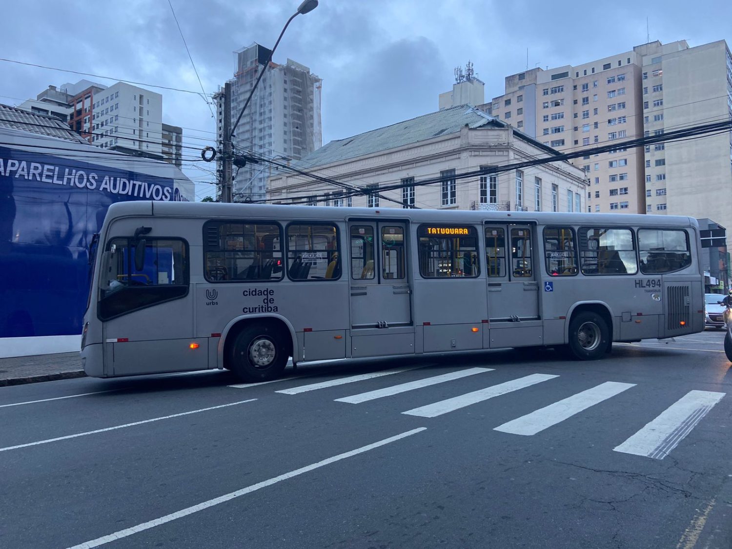 Mulher é atropelada por ônibus no Centro de Curitiba