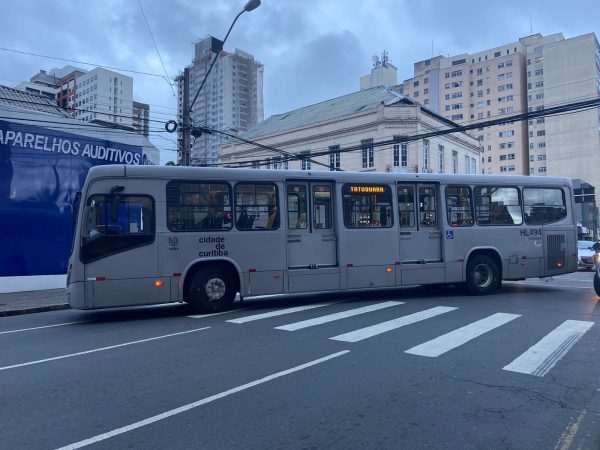 Engavetamento envolvendo sete veículos deixa duas pessoas feridas na PR-445