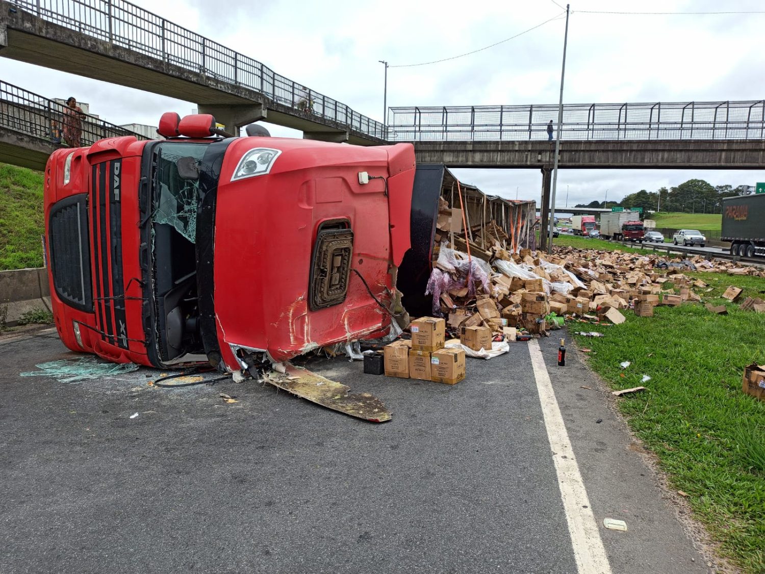 Caminhão com vinhos tomba em Curitiba e carga é saqueada