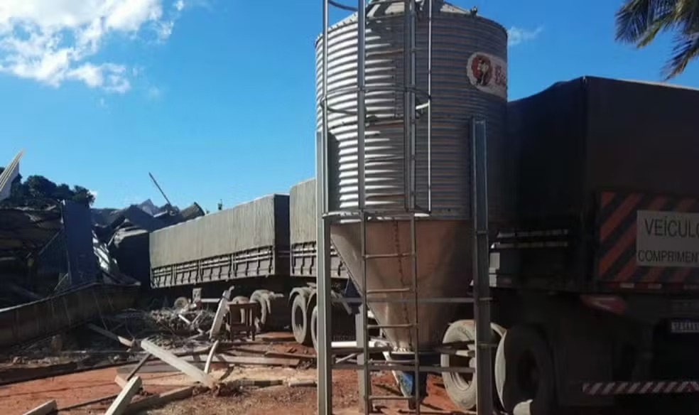 Criança fica ferida e caminhão invade granja em acidente no Paraná