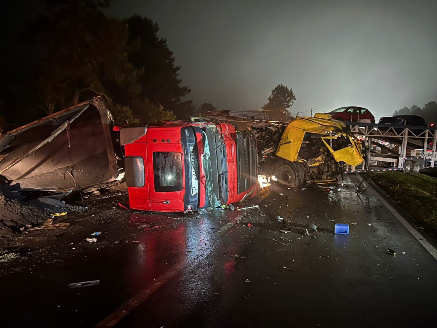 Colisão entre caminhões interdita BR-116 no Paraná