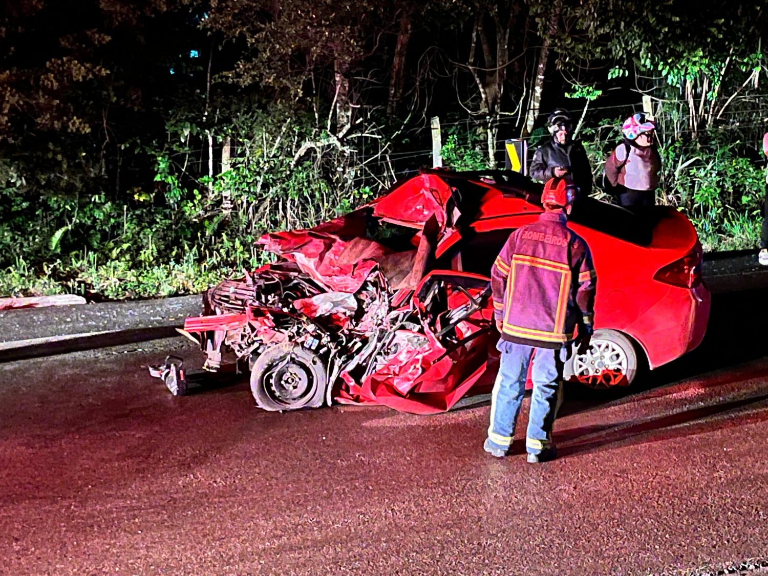 Criança morre em acidente entre carro e ônibus no Paraná