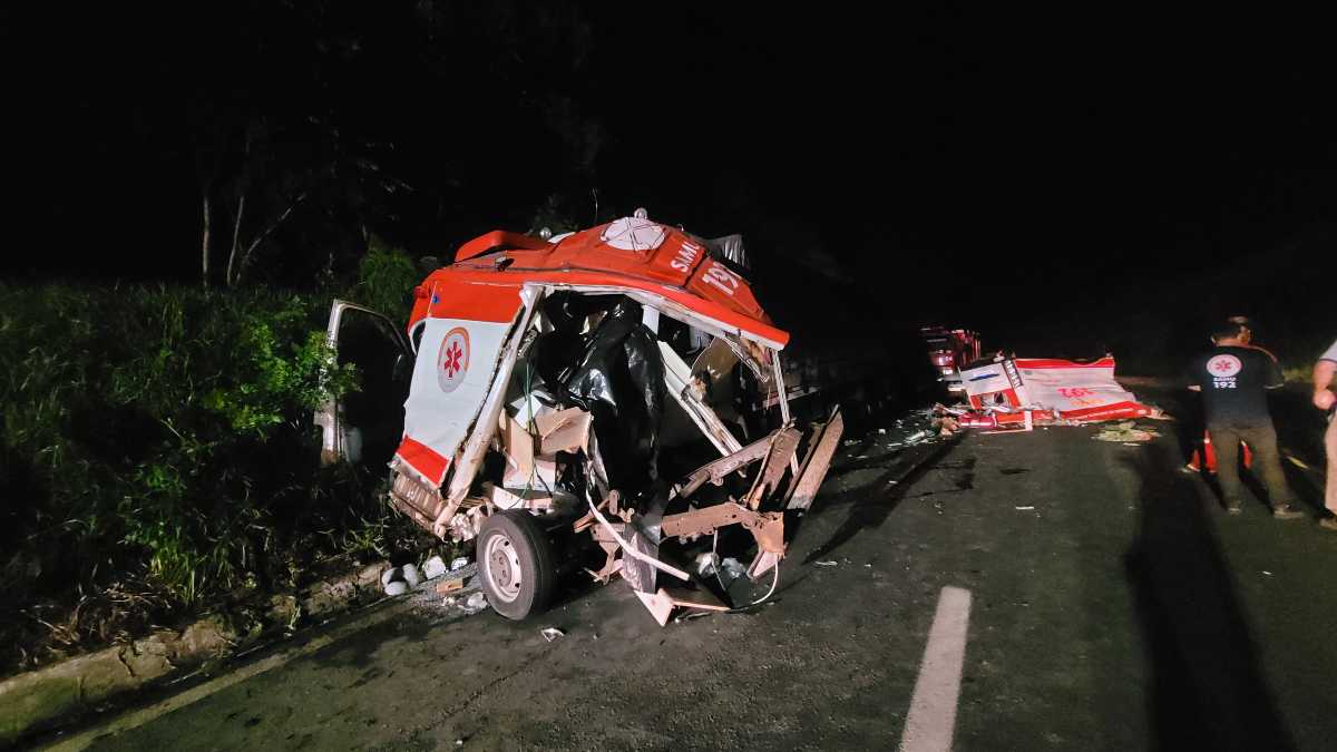 ambulancia fica completamente destruída em acidente com caminhão na BR-476