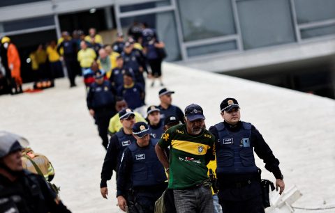  Flávio Bolsonaro vota contra intervenção federal na segurança do DF 