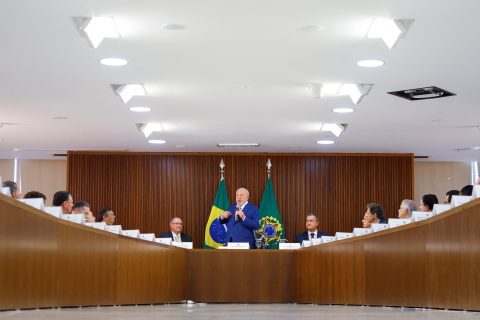  Lula promete crescimento responsável e diz que governo depende do Congresso 