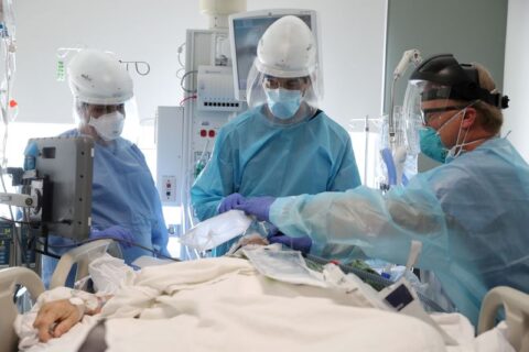  Médicos intubam paciente com Covid-19 em UTI de hospital 